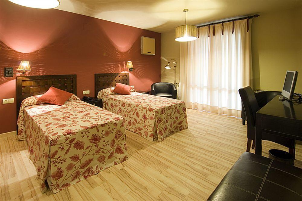 Hotel H Con Encanto Binéfar Esterno foto